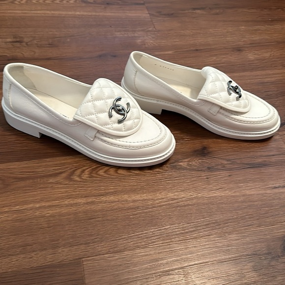Chanel white Lambskin Quilted CC Turnlock Loafers - Picture 3 of 5